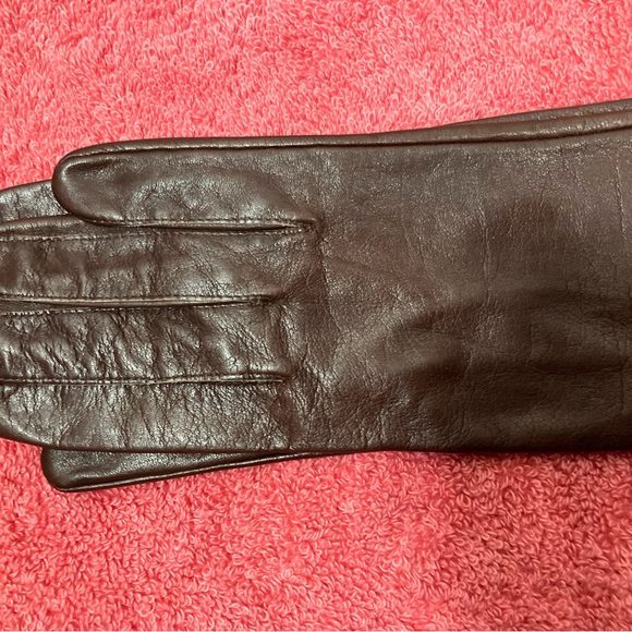 Elegant Brown Leather Gloves - Picture 9 of 10